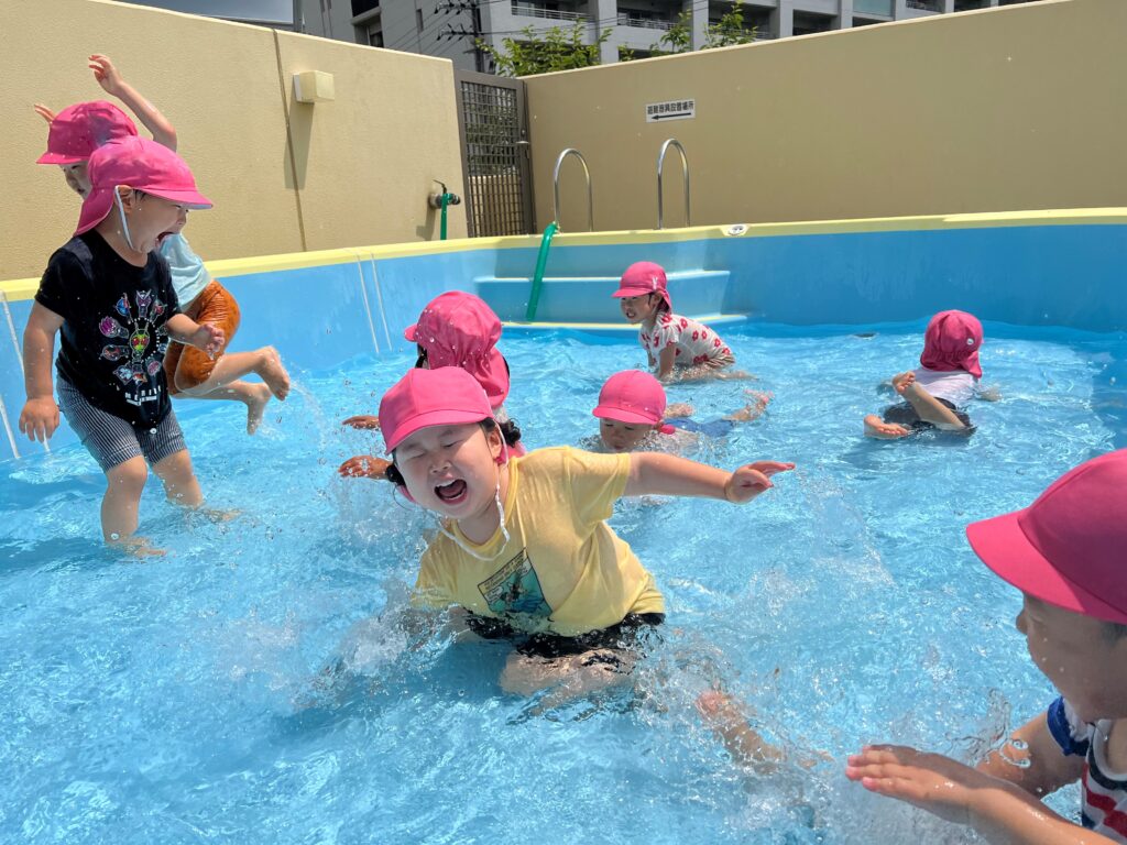 2歳クラスのプールあそび | 学研奈良ピュア保育園 – 社会福祉法人 香久山会